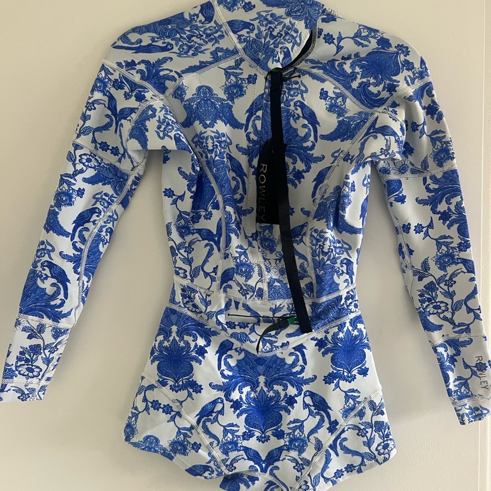 Cynthia Rowley Blue and White China Print Wetsuit - Picture 6 of 7